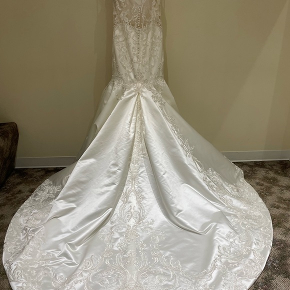 New wedding dress - Picture 4 of 5